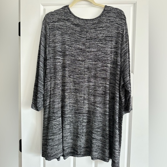 Women’s plus size 2X swing tunic with 3/4 length sleeves v-neck with detail. - Picture 5 of 6